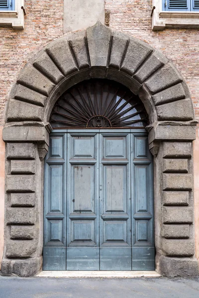 Porta ornamentada velha e bonita — Fotografia de Stock
