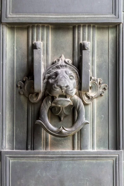 Tocador de puerta de cabeza de león antiguo —  Fotos de Stock