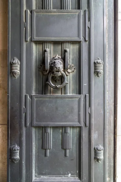 Antiga cabeça de leão batedor da porta — Fotografia de Stock