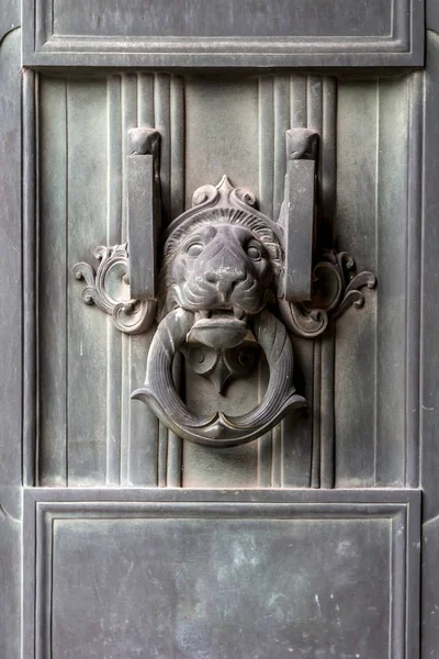 Antik aslan baş kapı tokdu — Stok fotoğraf