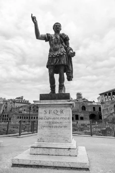 Staty av Julius Caesar och det antika forumet i bakgrunden — Stockfoto