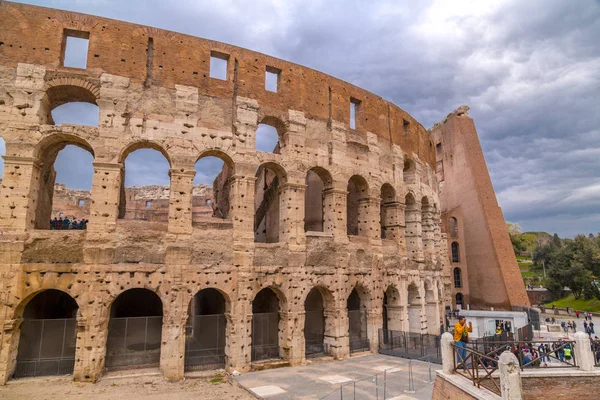 Exteriör utsikt över den antika romerska Colloseum i Rom — Stockfoto