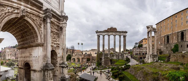 Římské fórum, pohled na vrchol Capitolium Hill v ROMu — Stock fotografie