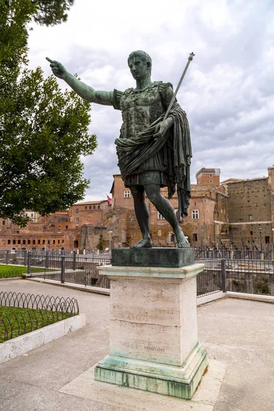 Estatua de Julio César y el antiguo foro en el fondo —  Fotos de Stock