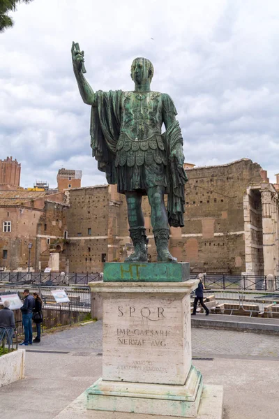 Статуя Юлия Цезаря и древний форум на заднем плане — стоковое фото