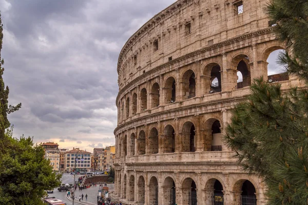 Exteriör utsikt över den antika romerska Colloseum i Rom — Stockfoto
