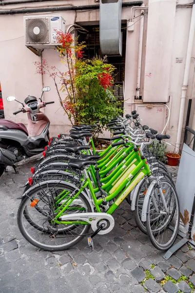 Italienisches Motorradgeschäft und Vespa-Museum — Stockfoto