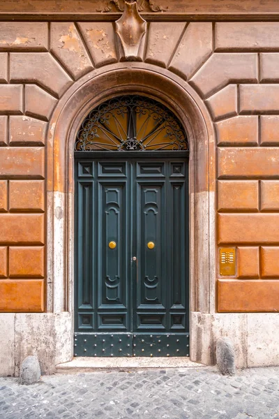 Старі і красиві прикрашені двері — стокове фото