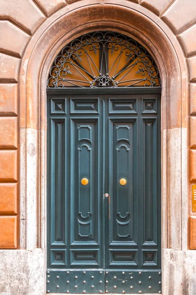 Старі і красиві прикрашені двері — стокове фото
