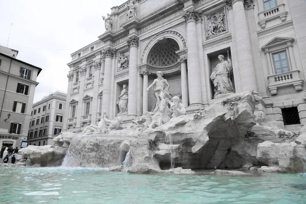 Fontaine de Trevi ou Fontana di Trevi à Piazza Trevi, Rome — Photo