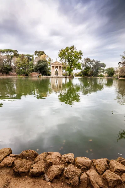 Templo de Esculapios en los Jardines de Villa Borghese en Roma —  Fotos de Stock