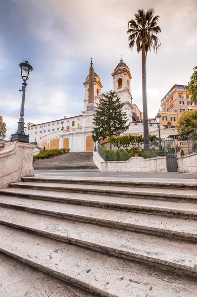 Spanska trappan vid Piazza di Spagna och Trinita dei Monti-kyrkan — Stockfoto