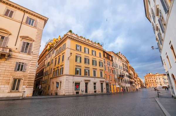 Spanish Steps at Piazza di Spagna and Trinita dei Monti church — Stock Photo, Image