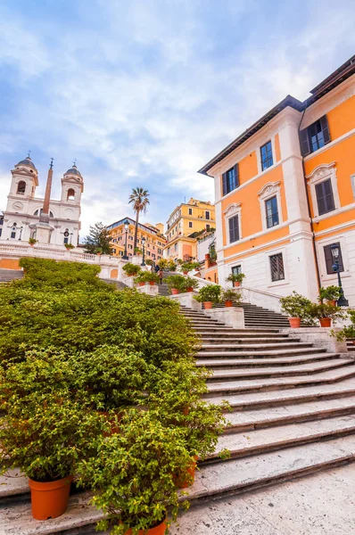 Schody Hiszpańskie na Piazza di Spagna i Kościół Trinita Dei Monti — Zdjęcie stockowe