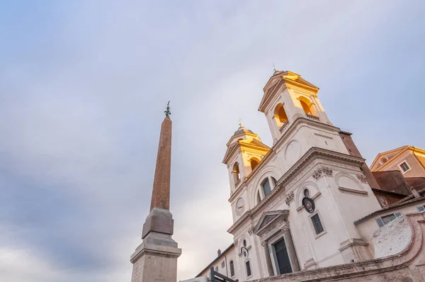 Spanska trappan vid Piazza di Spagna och Trinita dei Monti-kyrkan — Stockfoto