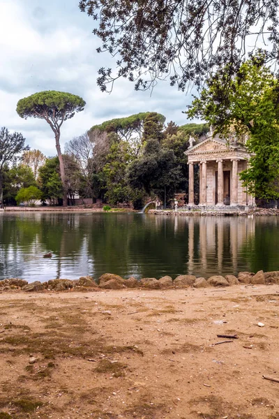 Chrám Aesculapios ve vile Borghese Gardens v Římě — Stock fotografie