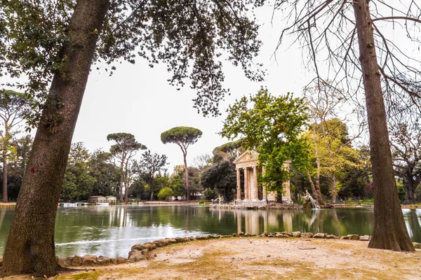 로마의 빌라 보르게세 가든의 에스큘라피오스 사원 — 스톡 사진