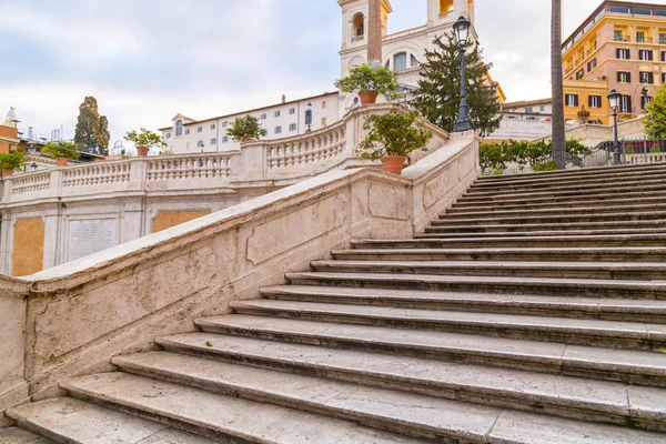 ขั้นตอนสเปนที่ Piazza di Spagna และโบสถ์ Trinita dei Monti — ภาพถ่ายสต็อก