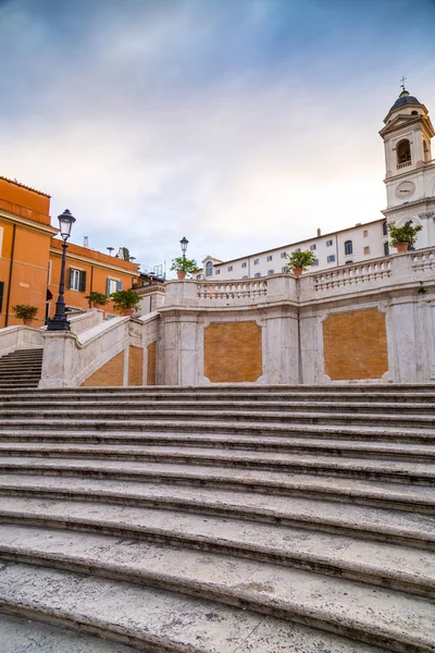 Spanska trappan vid Piazza di Spagna och Trinita dei Monti-kyrkan — Stockfoto