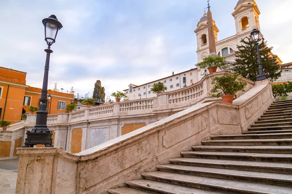 Spanska trappan vid Piazza di Spagna och Trinita dei Monti-kyrkan — Stockfoto