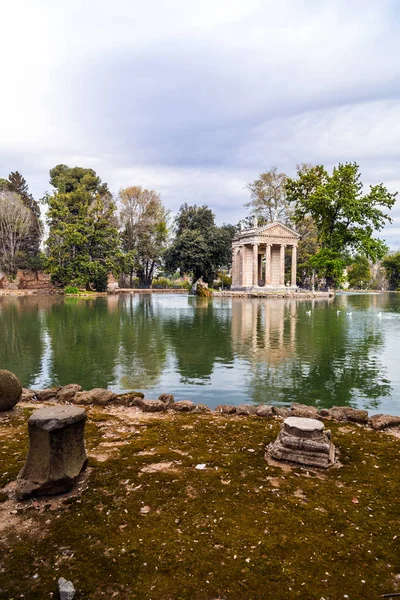 Templo de Esculapios en los Jardines de Villa Borghese en Roma —  Fotos de Stock