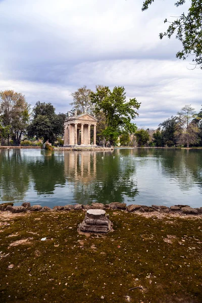 Chrám Aesculapios ve vile Borghese Gardens v Římě — Stock fotografie