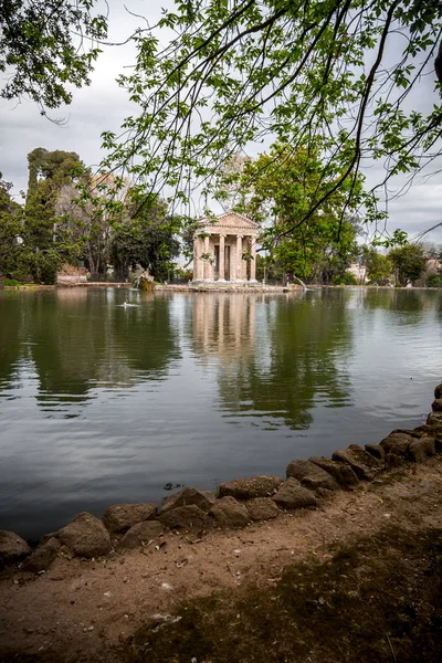 Templo de Esculapios en los Jardines de Villa Borghese en Roma —  Fotos de Stock