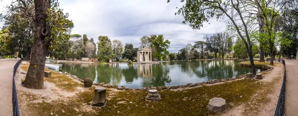 Templo de Esculapios en los Jardines de Villa Borghese en Roma — Foto de Stock