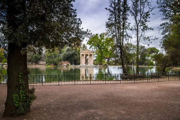 Templo de Esculapios en los Jardines de Villa Borghese en Roma —  Fotos de Stock