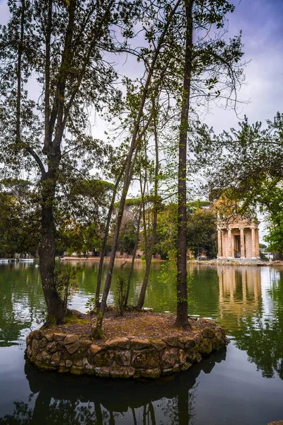 Templo de Aesculapios em Jardins Villa Borghese em Roma — Fotografia de Stock