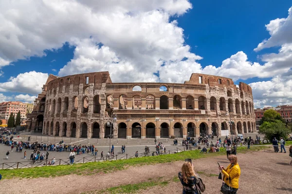 Exteriör utsikt över den antika romerska Colloseum i Rom — Stockfoto