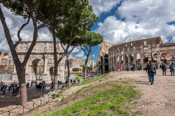 Widok z zewnątrz starożytnego rzymskiego Colloseum w Rzymie — Zdjęcie stockowe