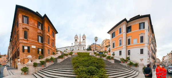 Spanische Treppe an der Piazza di Spagna und der Trinita dei Monti Kirche — Stockfoto