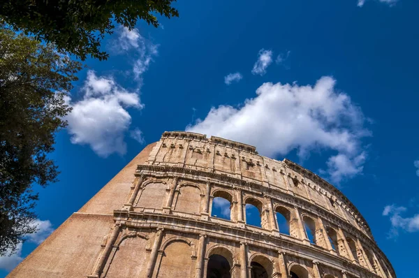 Vista exterior do antigo Coliseu Romano em Roma — Fotografia de Stock