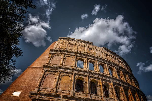 Exteriör utsikt över den antika romerska Colloseum i Rom — Stockfoto