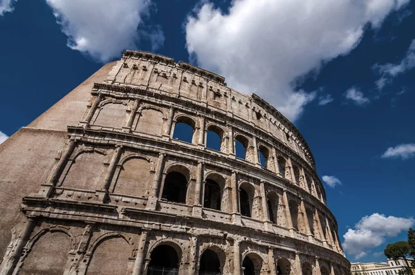 Exteriör utsikt över den antika romerska Colloseum i Rom — Stockfoto