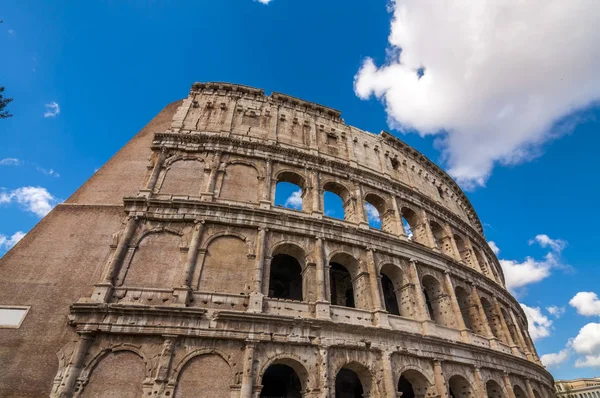 Exteriör utsikt över den antika romerska Colloseum i Rom — Stockfoto