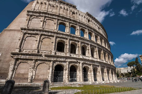 Exteriör utsikt över den antika romerska Colloseum i Rom — Stockfoto