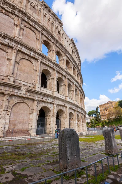 Exteriör utsikt över den antika romerska Colloseum i Rom — Stockfoto