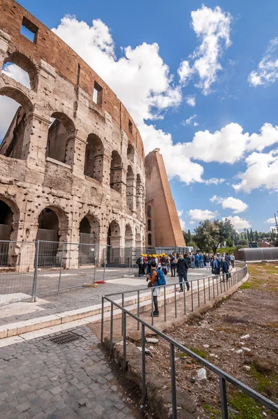 Külső kilátás az ókori római Colloseum Rómában — Stock Fotó