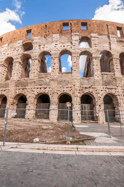 Vista exterior del antiguo Coliseo Romano de Roma —  Fotos de Stock