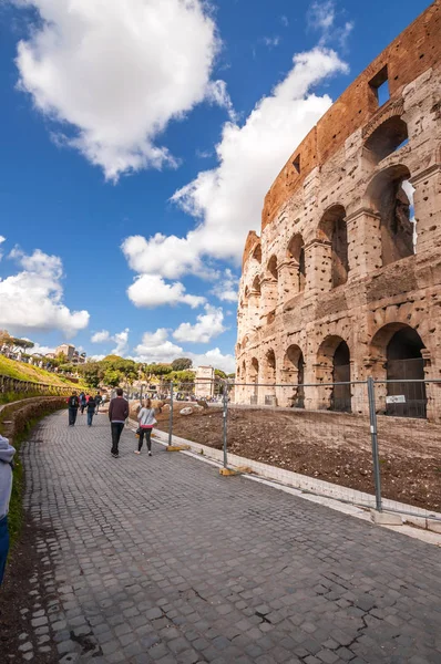 Külső kilátás az ókori római Colloseum Rómában — Stock Fotó