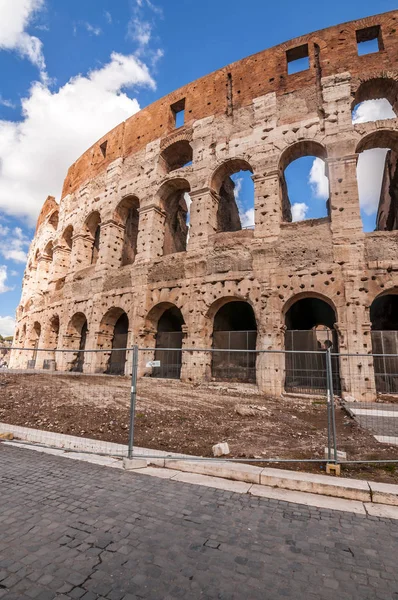 Exteriör utsikt över den antika romerska Colloseum i Rom — Stockfoto