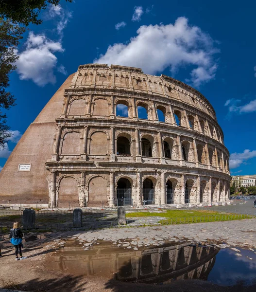 Vista exterior do antigo Coliseu Romano em Roma — Fotografia de Stock