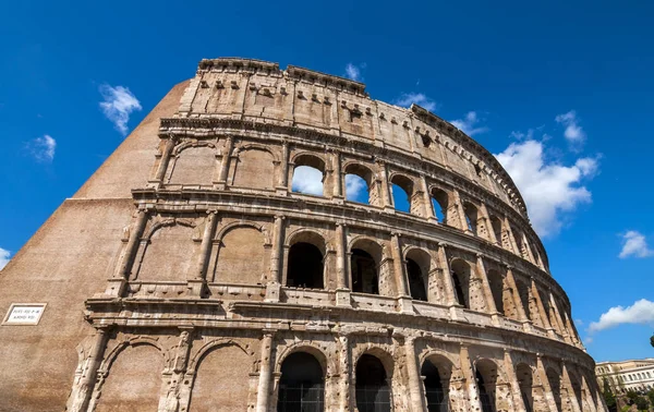 Exteriör utsikt över den antika romerska Colloseum i Rom — Stockfoto