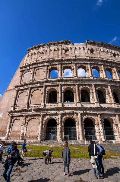 Vista exterior do antigo Coliseu Romano em Roma — Fotografia de Stock