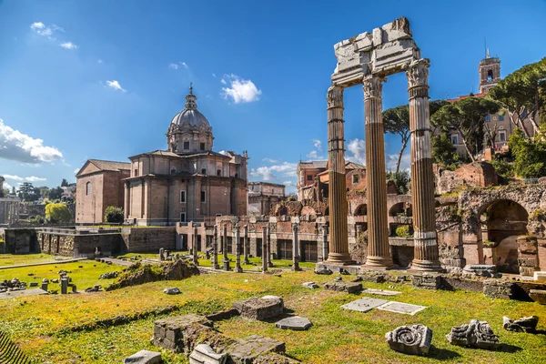 Římské fórum, pohled na vrchol Capitolium Hill v Římě — Stock fotografie