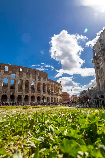 Exterior view of the ancient Roman Colloseum in Rome — Stock Photo, Image