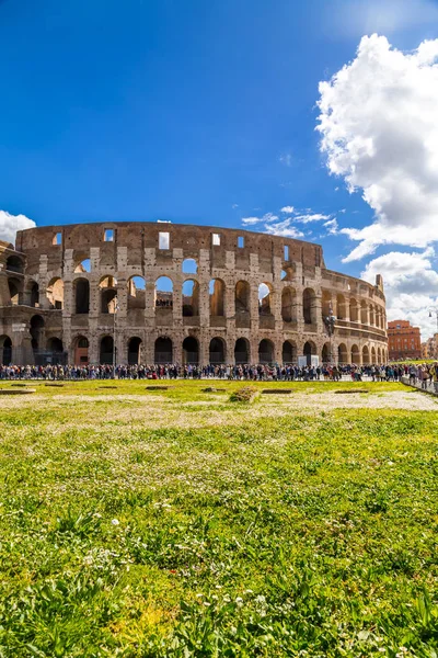 Külső kilátás az ókori római Colloseum Rómában — Stock Fotó