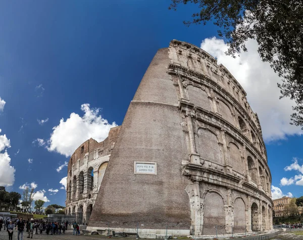 Vue extérieure de l'ancien Colisée romain de Rome — Photo